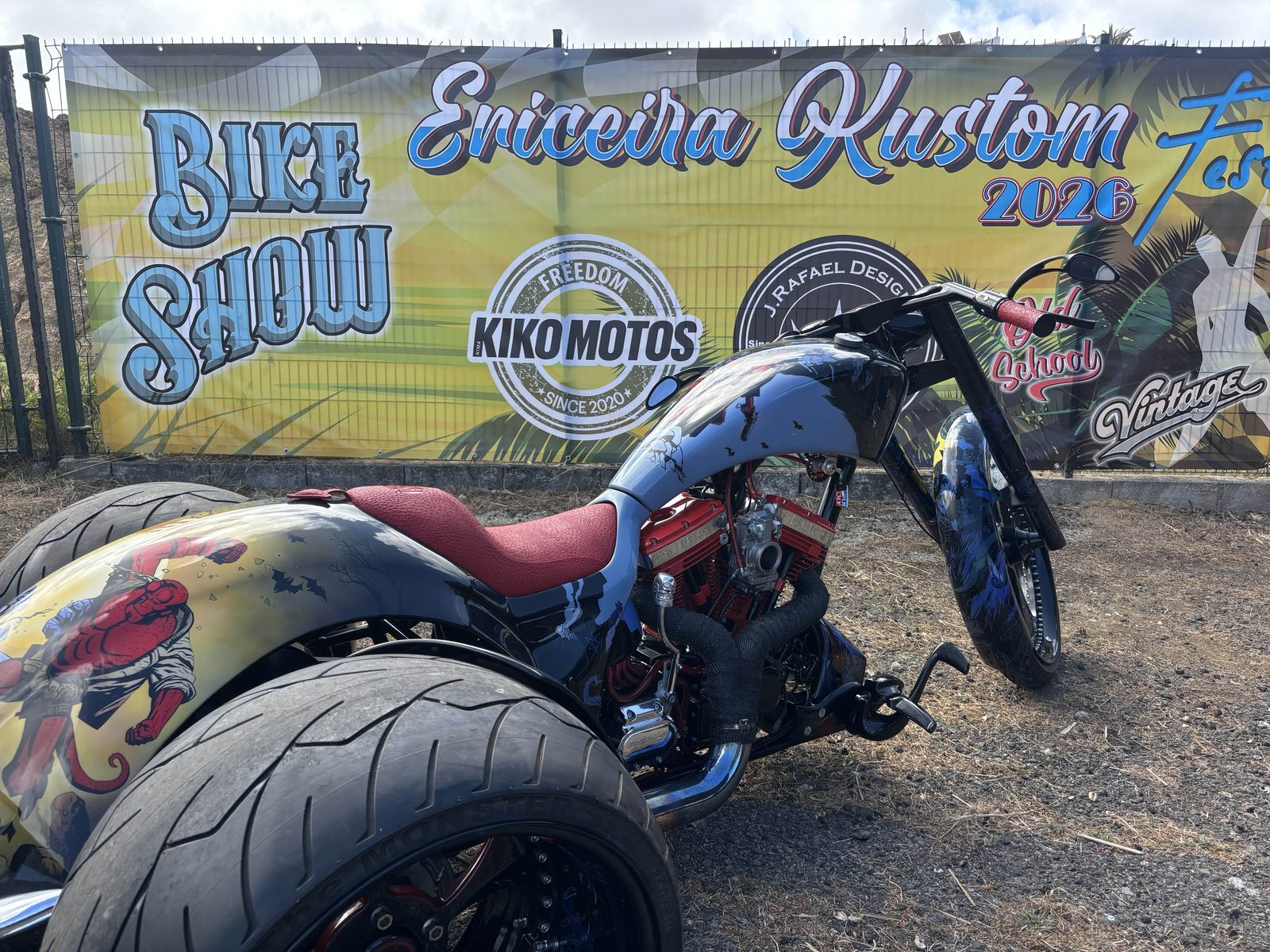 Кастом-трайк Hell Boy на Ericeira Kustom Fest 2026 з аерографією в comic-art стилі.