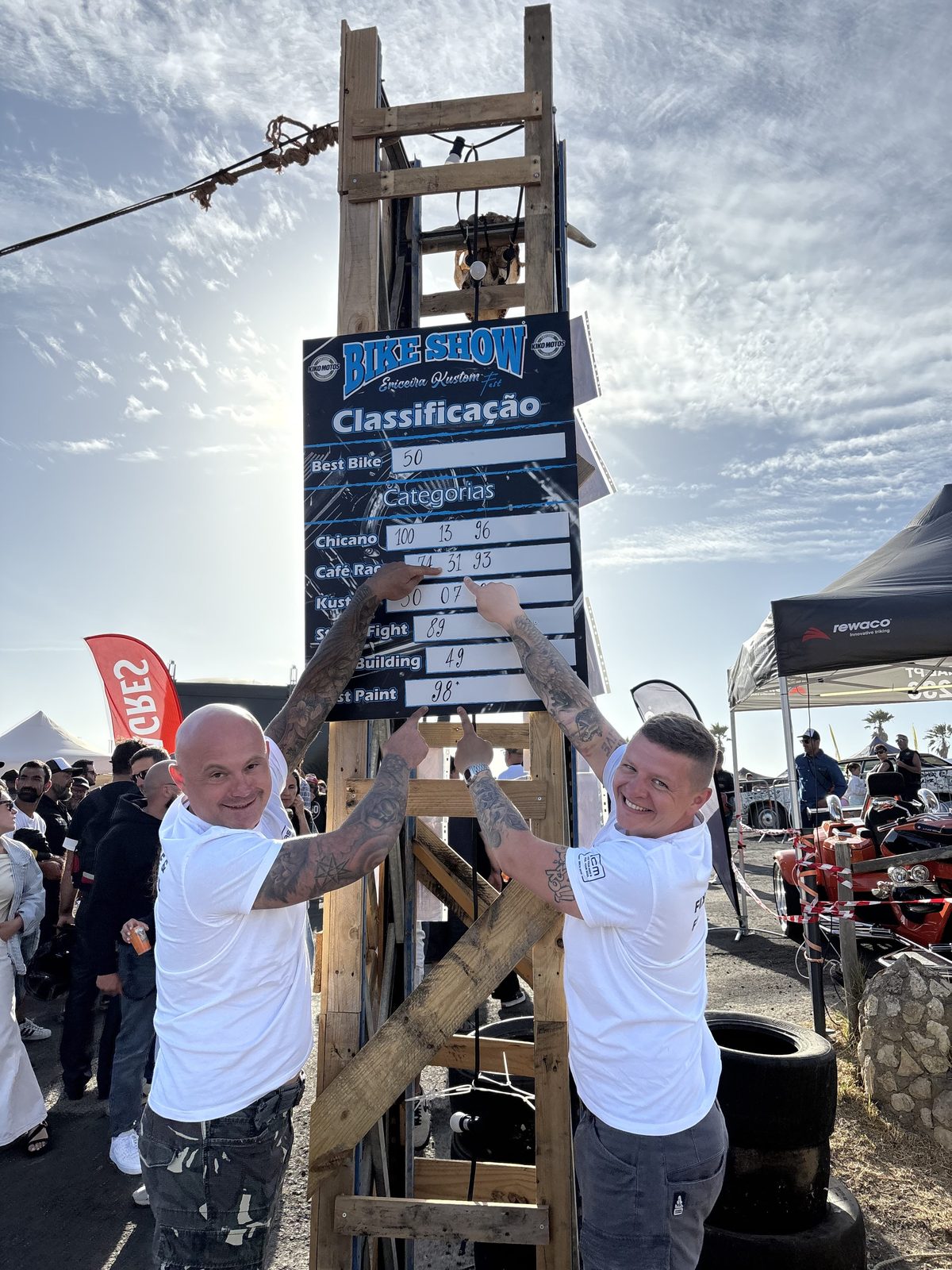 Команда Iron Custom Motors показує на дошку результатів Ericeira Kustom Fest 2026.