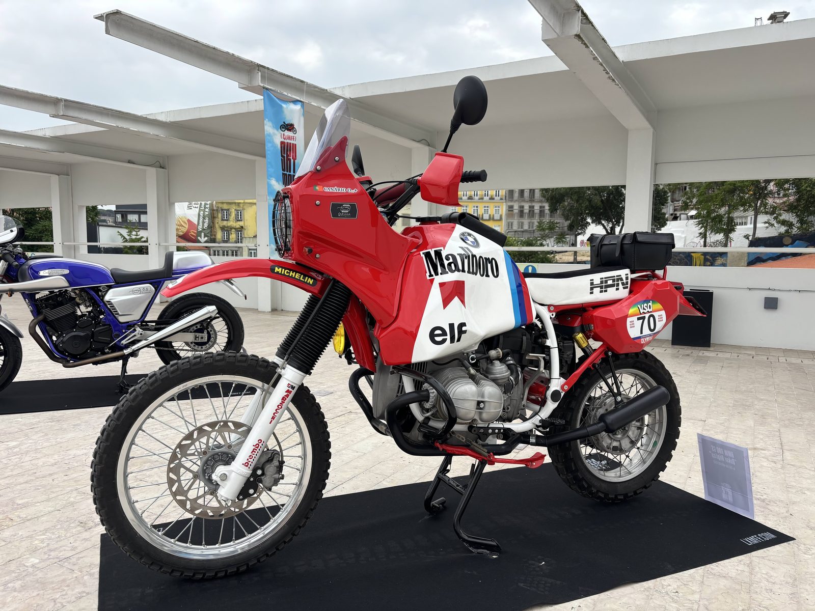 Реплика BMW R100 GS Paris-Dakar в ливрее Marlboro на Lisbon Motorcycle Film Fest 2026.