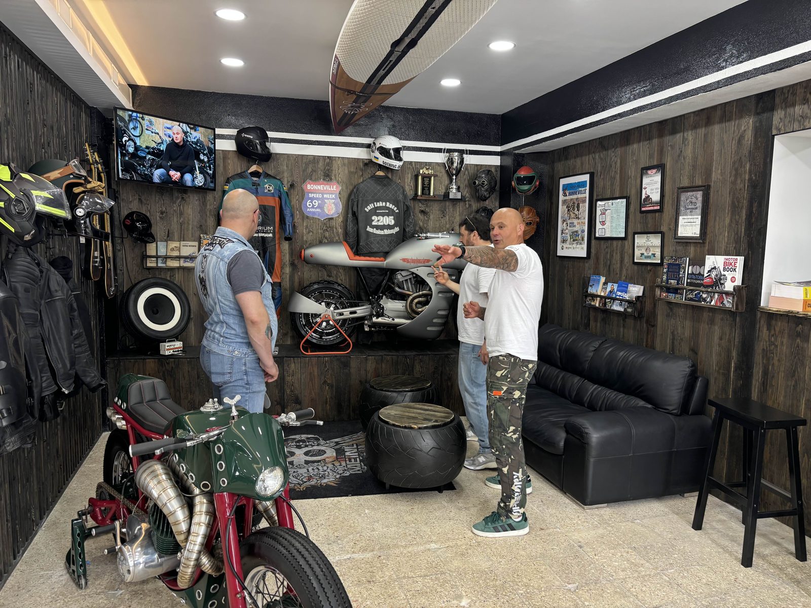 Усередині майстерні Iron Custom Motors у Кашкайші — кастом-мотоцикли, класика і партнерський банер Liqui Moly.