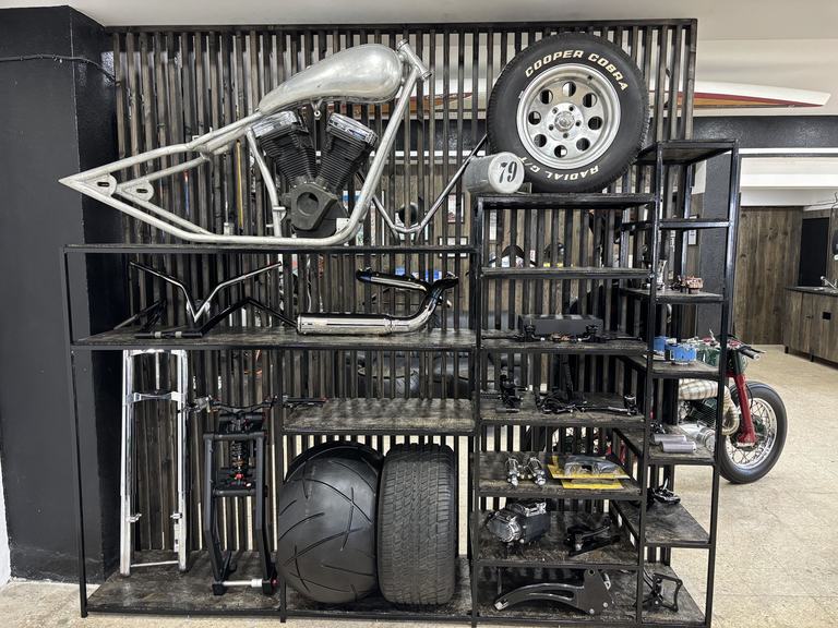 Стійка офіційного дилера Iron Custom Motors з оригінальними мотозапчастинами в Кашкайші