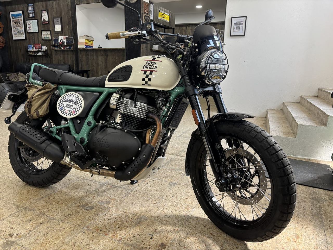 Royal Enfield Bear 650 з перевернутою вилкою Showa 43 мм у майстерні Iron Custom Motors.