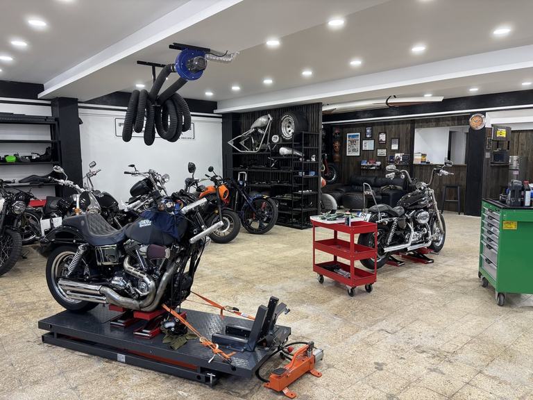 Сервіс мотоциклів BMW Motorrad у майстерні Iron Custom Motors, Кашкайш