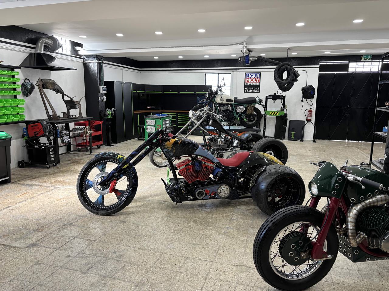 Кастом Harley-Davidson, збудований в Iron Custom Motors, Кашкайш