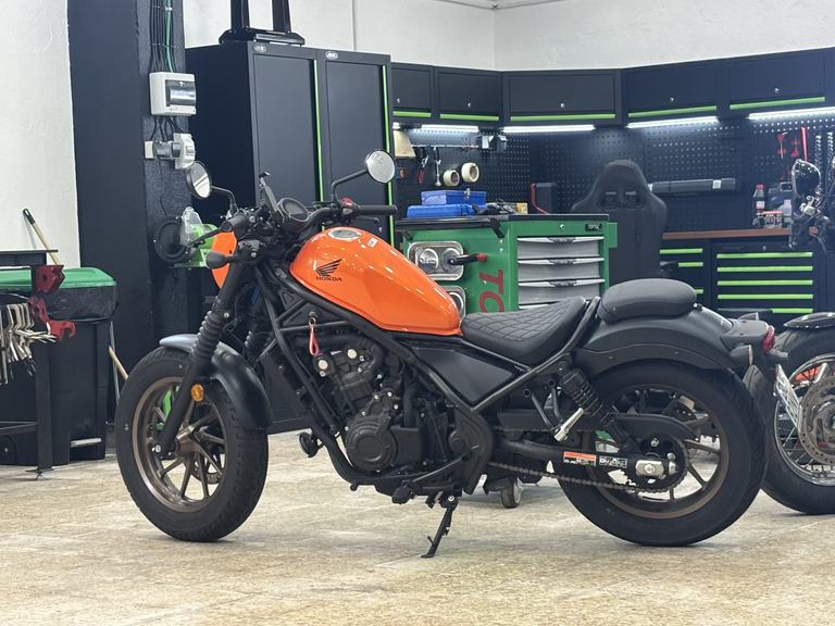 Mota Honda na plataforma da oficina Iron Custom Motors em Cascais, Grande Lisboa