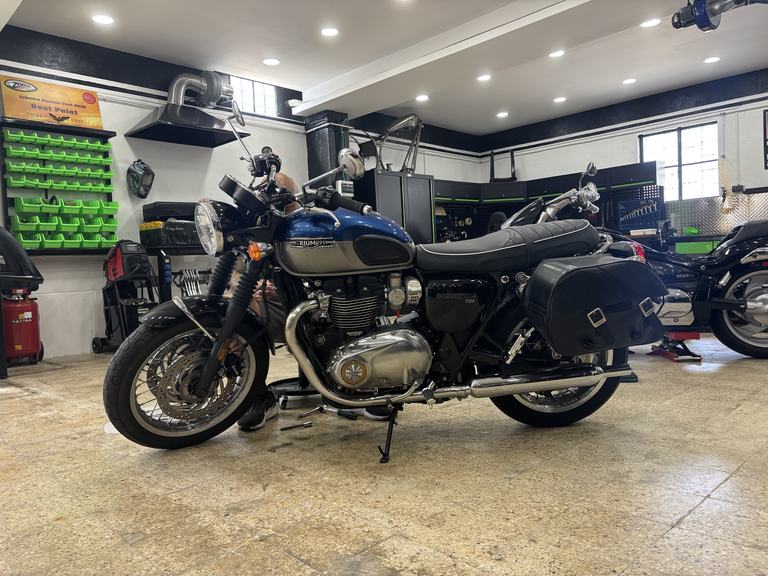Мотоцикл Triumph на подъёмнике в мастерской Iron Custom Motors в Кашкайше