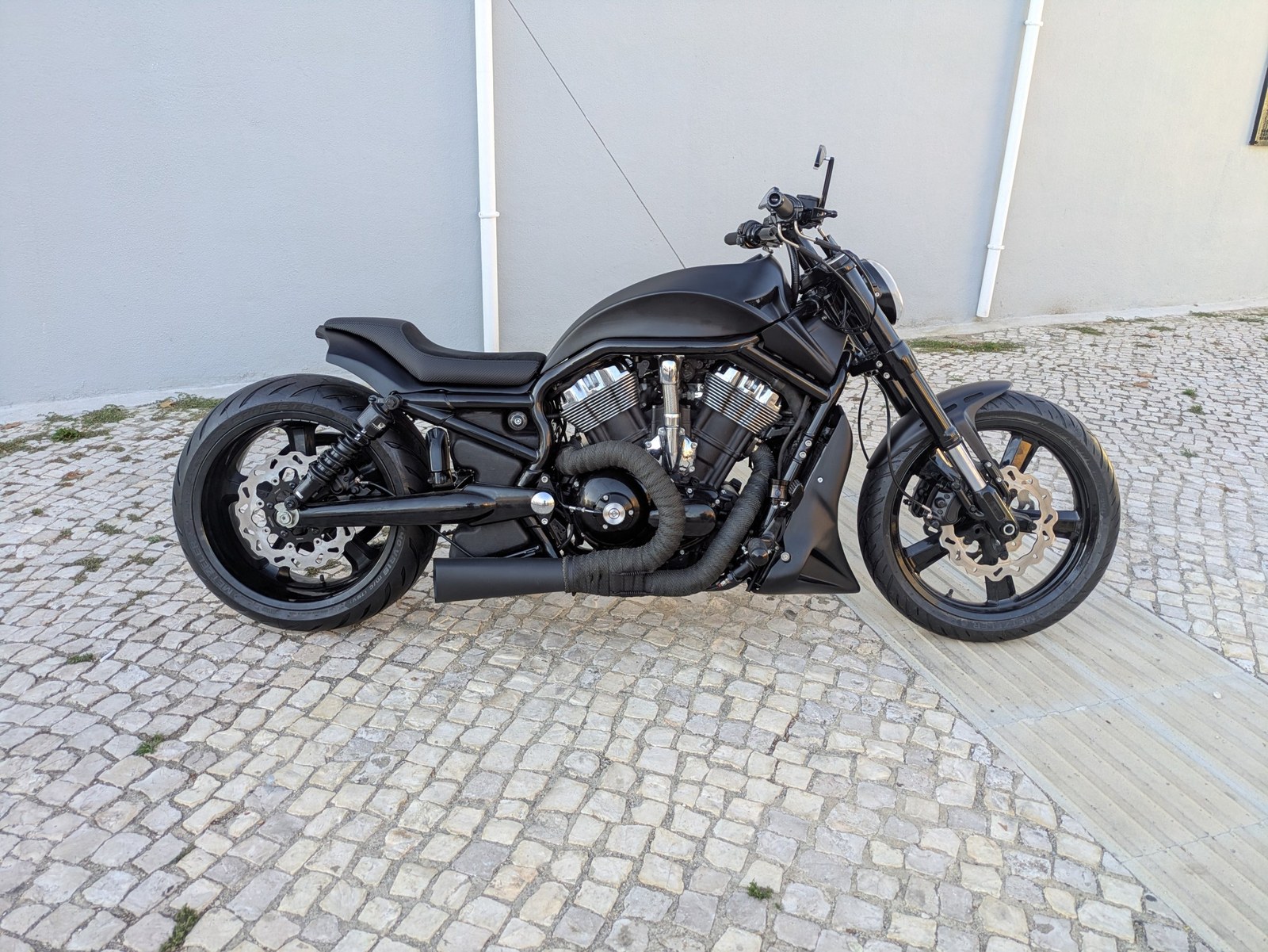 Spaniard — Harley-Davidson V-Rod 2002 rebuilt by Iron Custom Motors, side profile