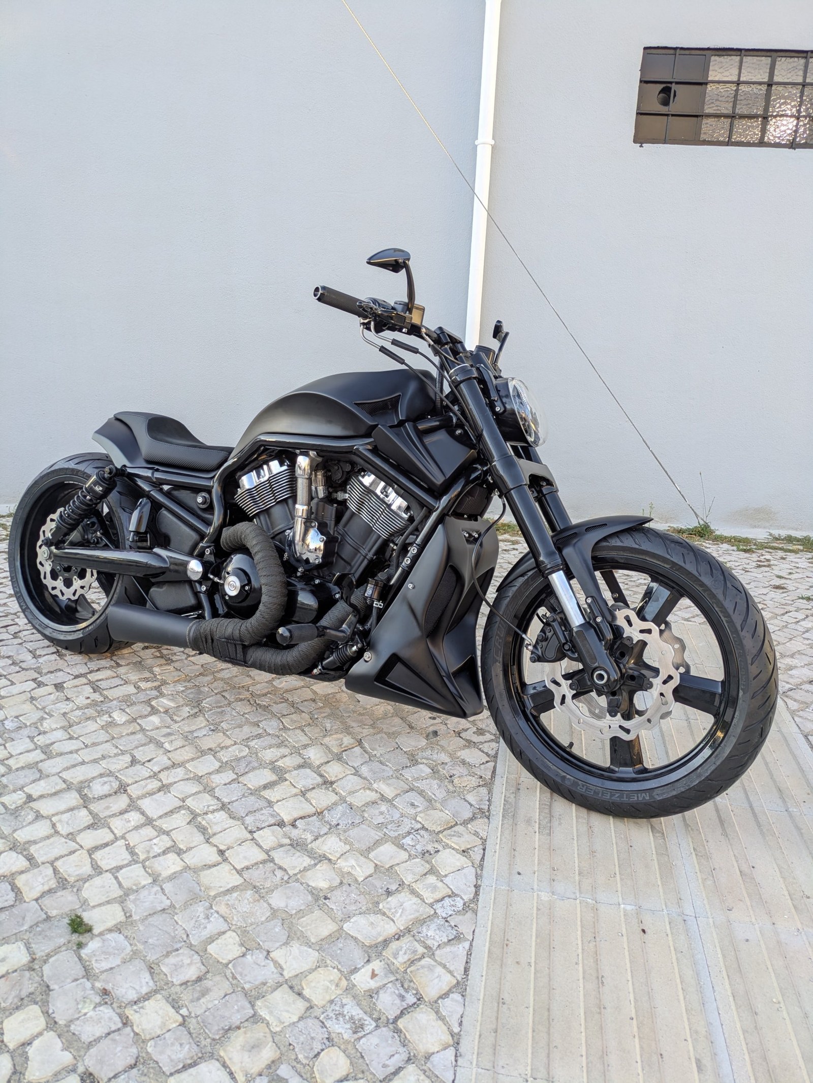 Spaniard, front three-quarter view: adapted chin spoiler and 19-inch front wheel