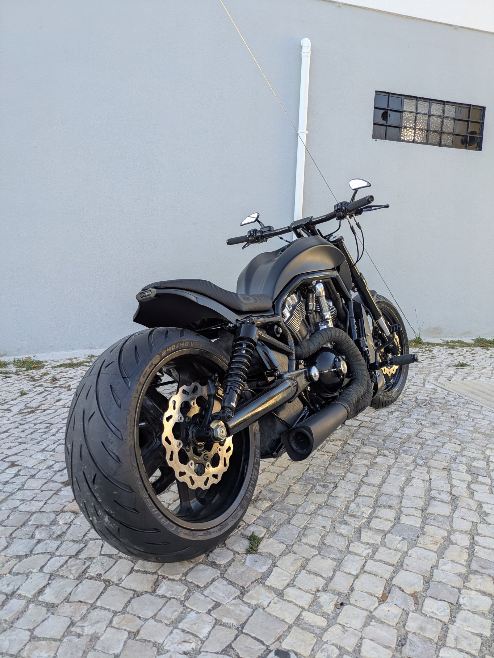 Spaniard from the rear: 240 Metzeler Cruisetec tyre and Galfer wave disc