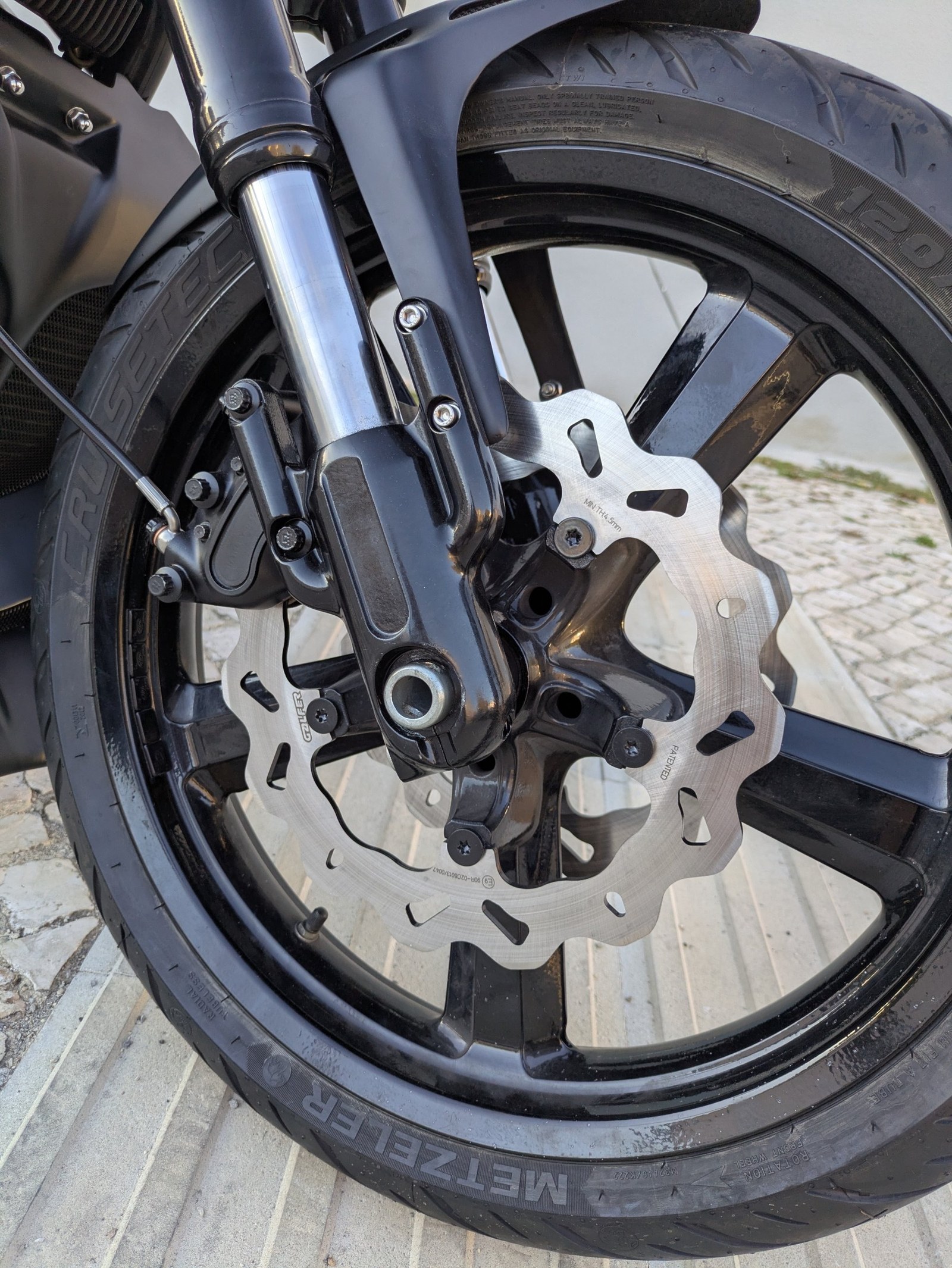 Front brake: Galfer wave disc and painted caliper on the 120/70 R19 wheel